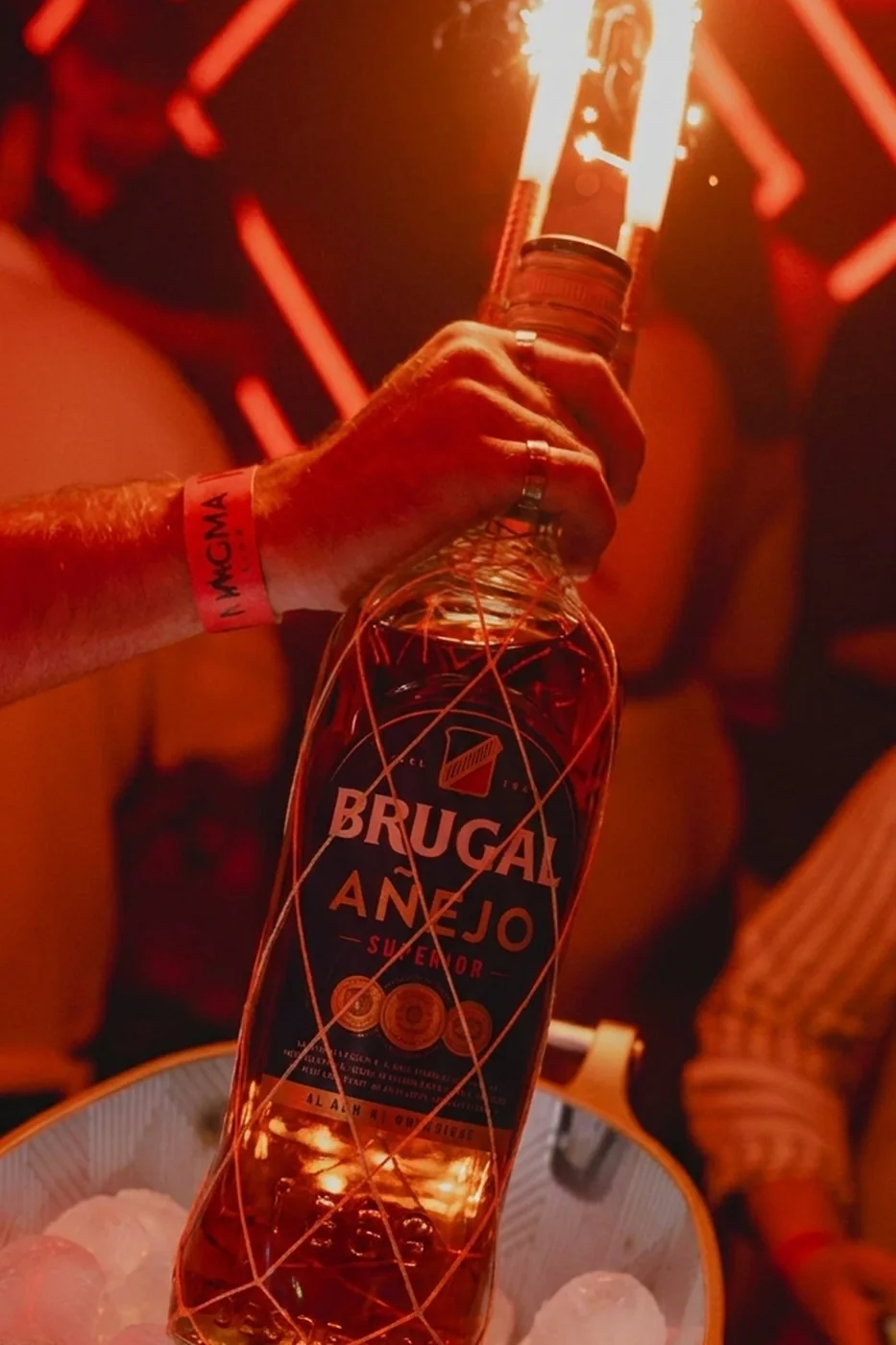 Pack Socio: botella de ron Brugal Añejo con vasos, hielo y refresco para mesa en el Racó Mediterrani, La Explanada de Alicante