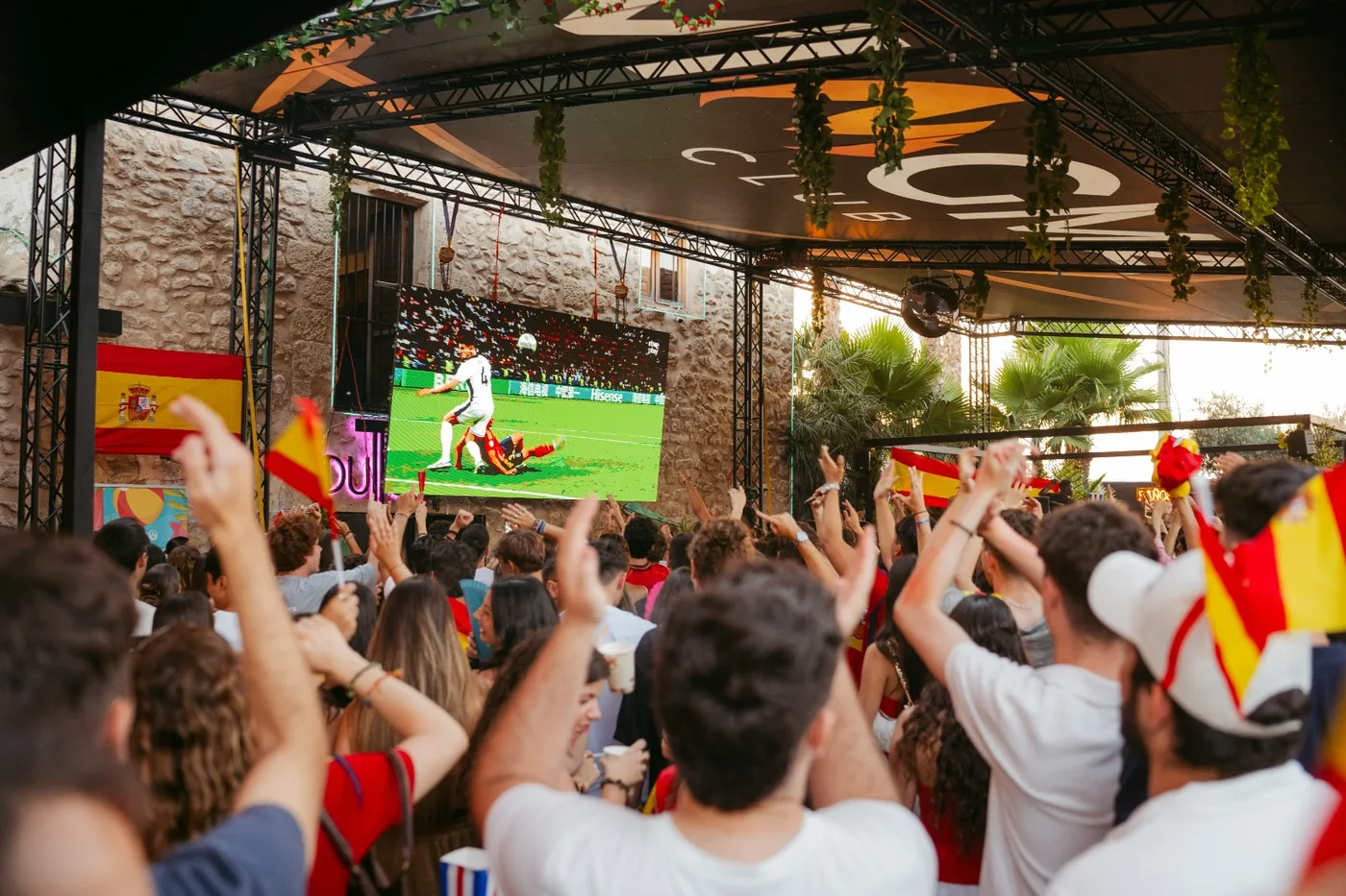 Gente viendo España vs Arabia Saudí en pantalla gigante en el Racó Mediterrani, La Explanada de Alicante