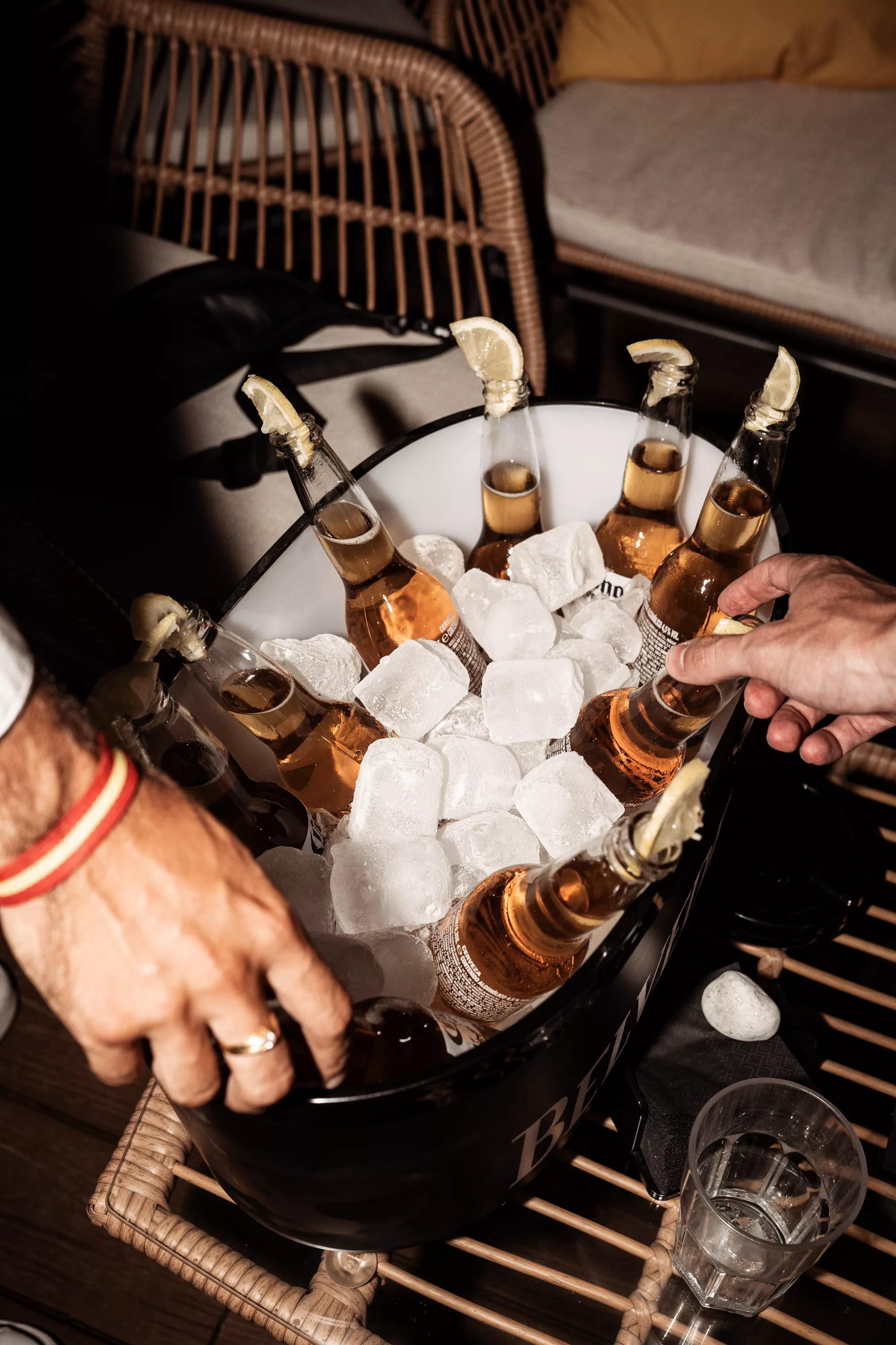Cervezas en la terraza del Racó Mediterrani